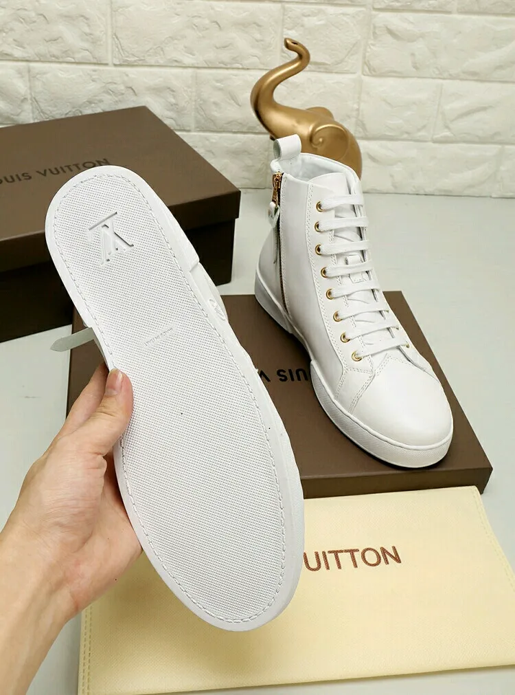 Factory price: 440💰 LV’s new men’s boots are on the market, the Korean version has a zipper design on the inside! The latest color combination in the L classic series! Original 1:1 exclusive molded custom model👍👍👍Simple and generous, super versatile, comfortable and highly fitting, exclusive🚇️Upper: imported top-quality fine cowhide fabric, lining: custom soft sheepskin, high-density rubber outsole🏆🏆🏆Welcome all sellers to sell in the picture above, one piece can be shipped on behalf of the customer, code number 38-44 (45 code can be customized)